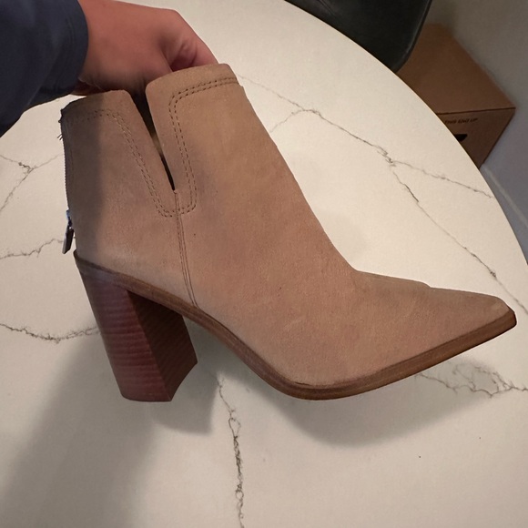 New Vince Camuto Welland bootie size 9 tortilla suede - Picture 1 of 4